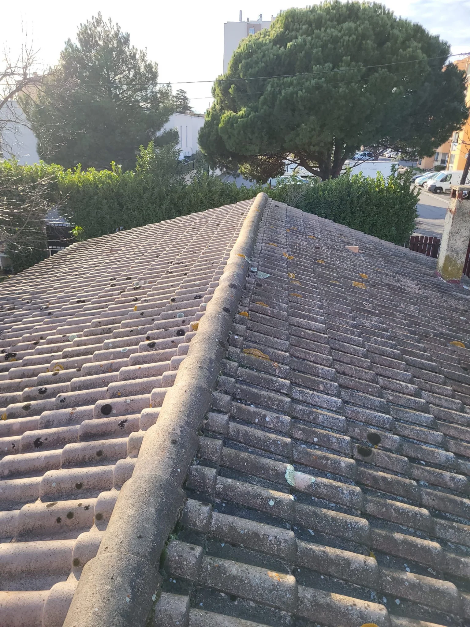Photo avant chantier de nettoyage de toiture dans la ville de Aix-en-provence.