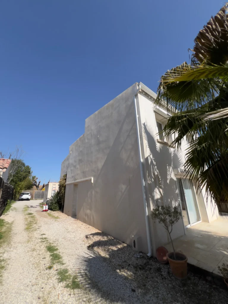 Résultat après nettoyage de façade à Gardanne avec élimination des traces noires.