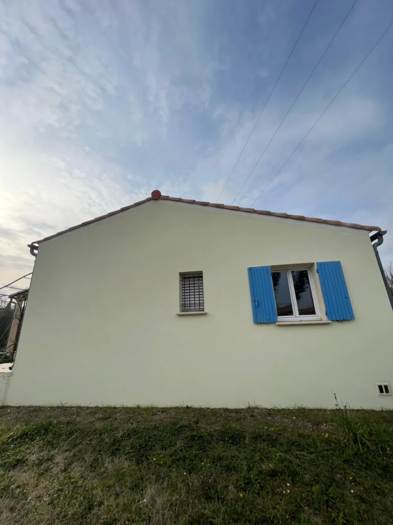 Élimination des mousses et lichens par traitement doux sur la façade d'une maison à Gémenos.