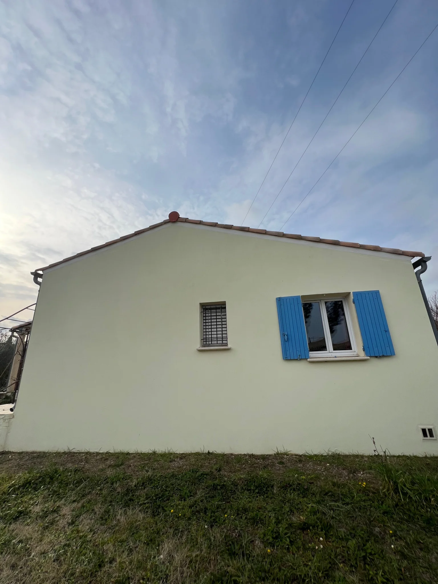 Élimination des mousses et lichens par traitement doux sur la façade d'une maison à Gémenos.