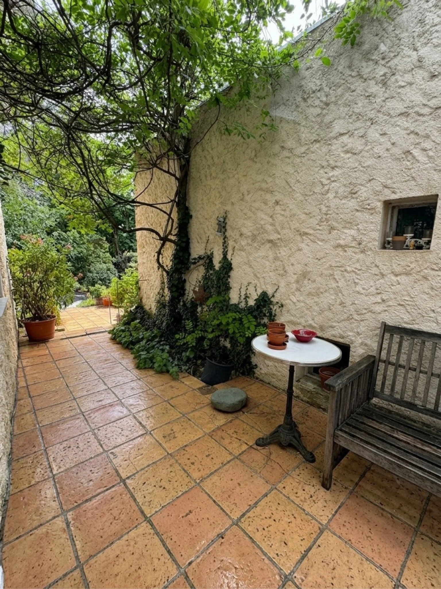 Terrasse en carrelage après nettoyage professionnel à Aubagne avec joints assainis et surface extérieure ravivée.