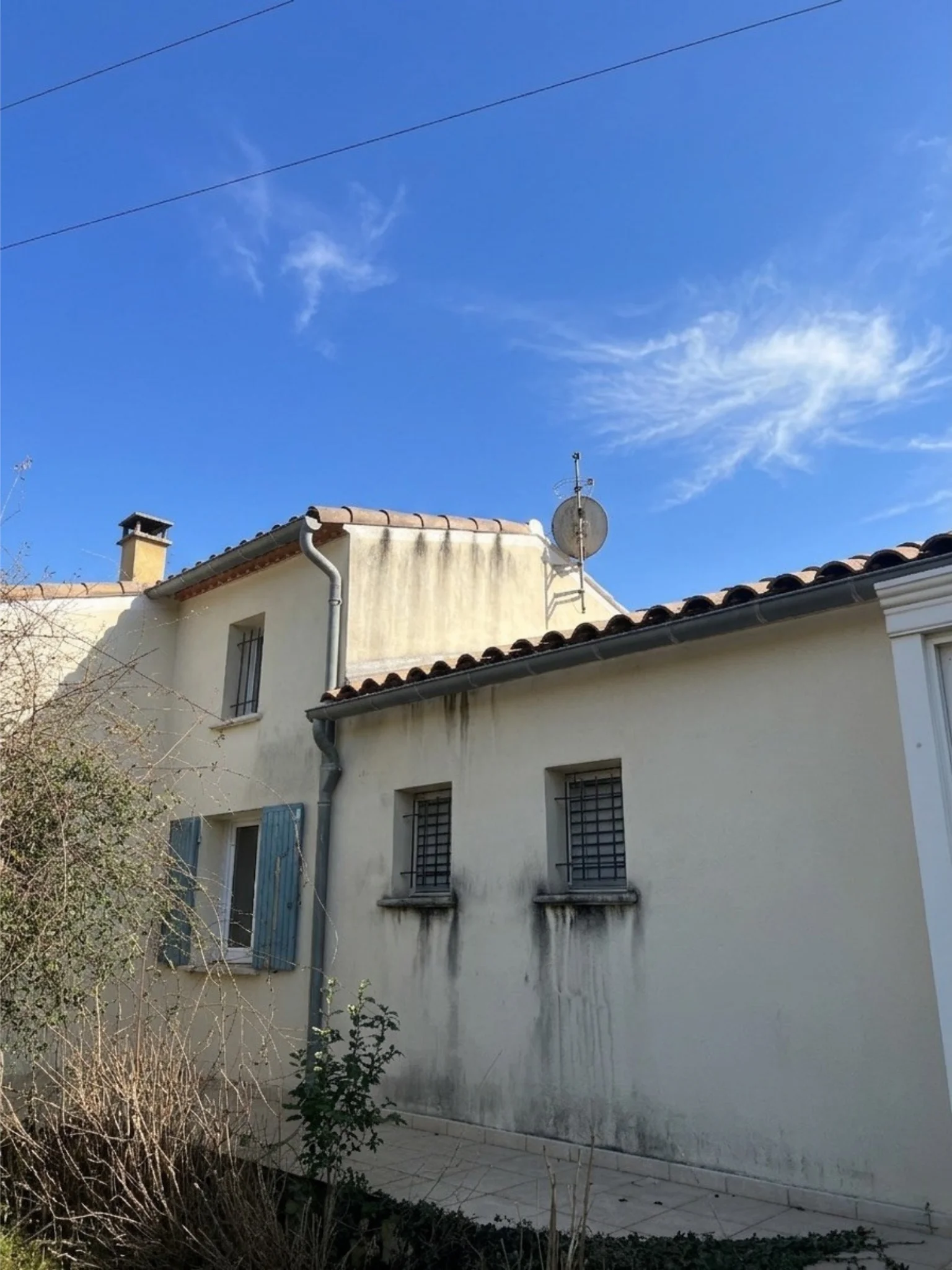 Traces de pollution et coulées noires sur une façade et un appui de fenêtre avant nettoyage à La Ciotat.