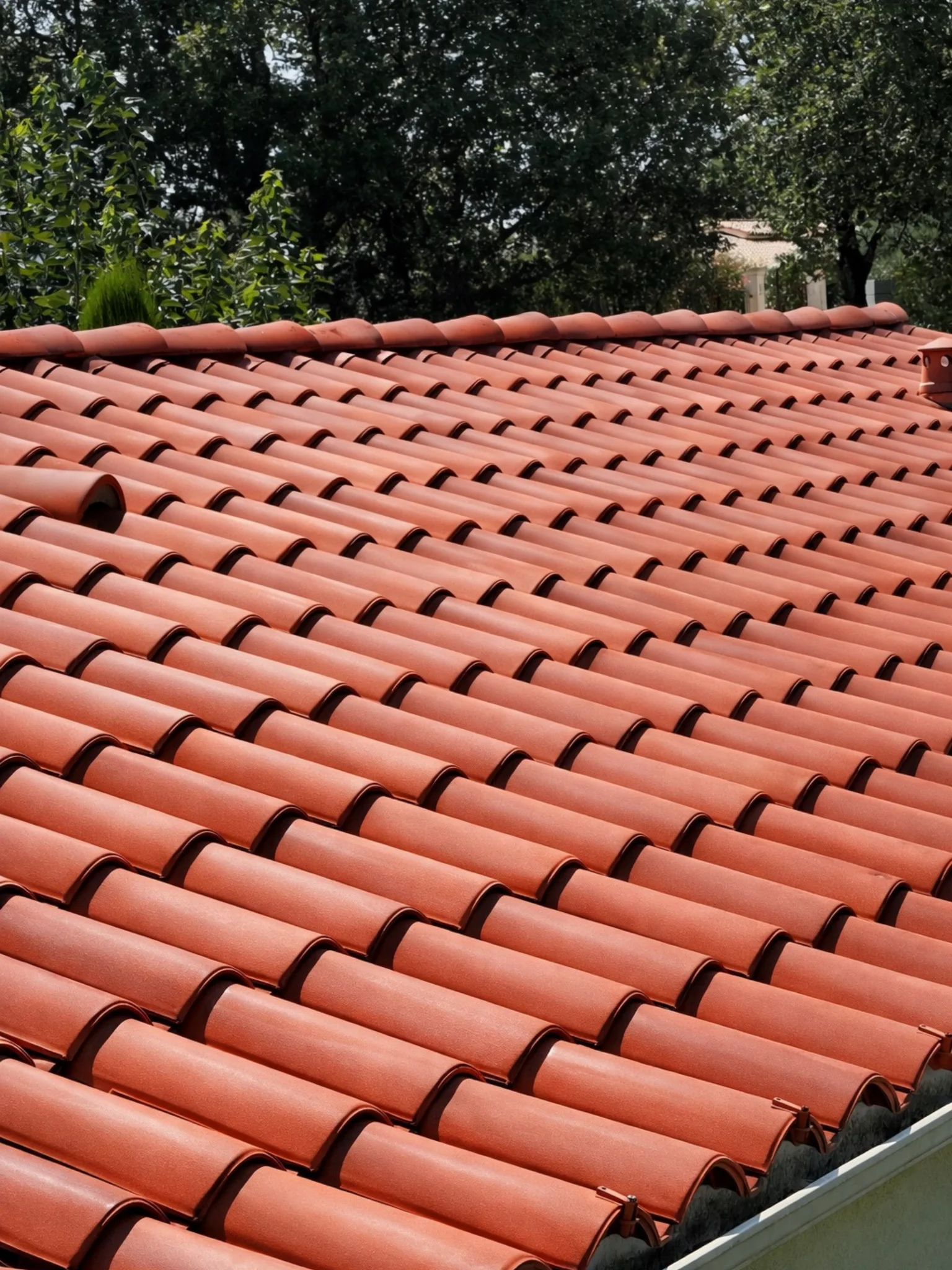 Résultat éclatant après l'application d'un hydrofuge coloré sur une toiture en tuiles rénovée à Aubagne en Provence.