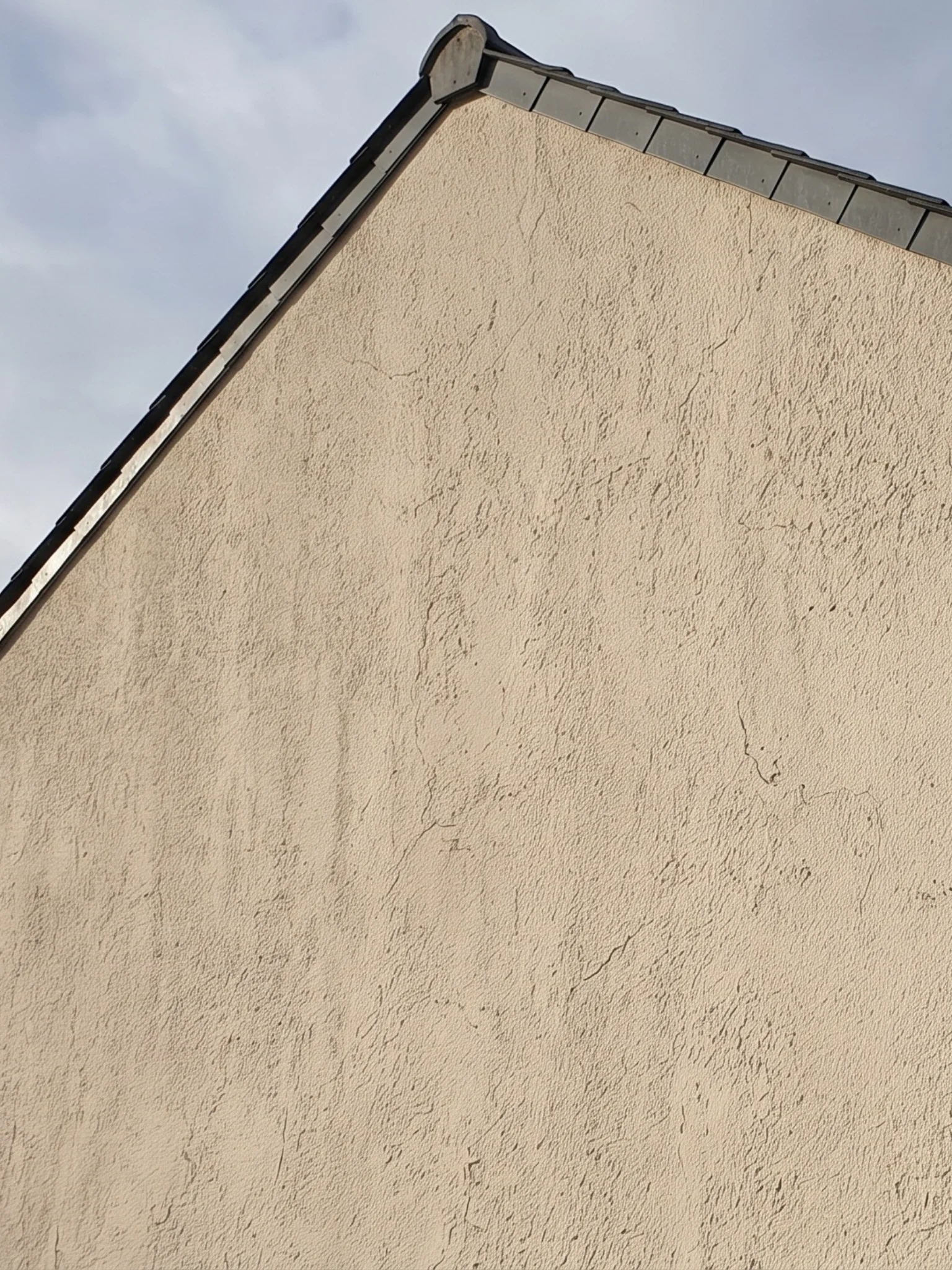 Résultat après traitement et nettoyage d'une maison à Auriol touchée par des algues rouges