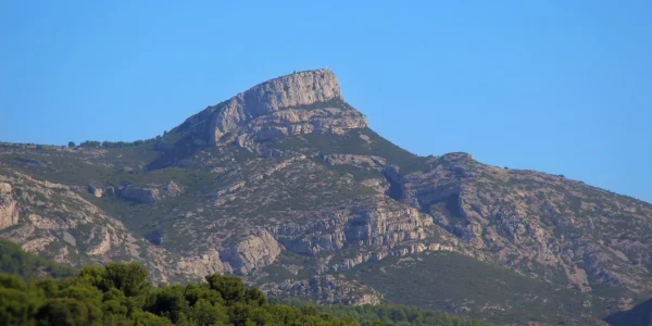 Photo du Garlaban et des alentours de la ville de Aubagne pour l'intervention spécialisé en nettoyage de toiture.