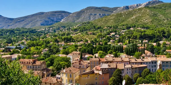 Photo de la ville de Roquevaire et des alentours pour l'intervention spécialisé en nettoyage