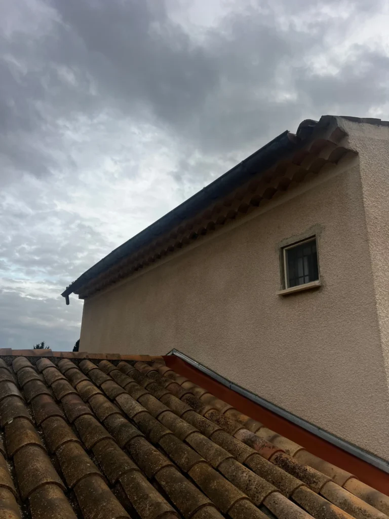 Enduit beige de façade propre et lumineux sur une maison individuelle à Aubagne.