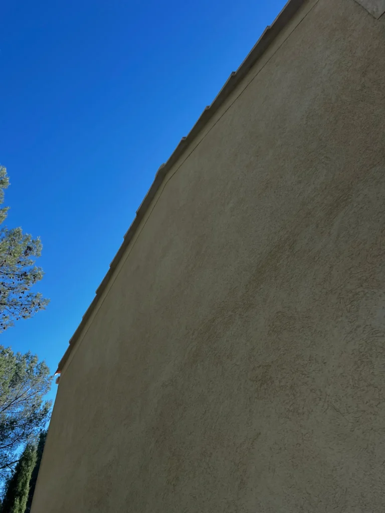 Finition d'un enduit frottassé propre et parfaitement nettoyé sur la façade d'une villa à Aix-en-Provence.