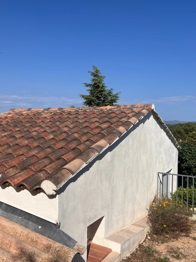 Rénovation de façade par hydrofuge coloré apportant un effet perlant et une nouvelle jeunesse à un crépi à Peynier.