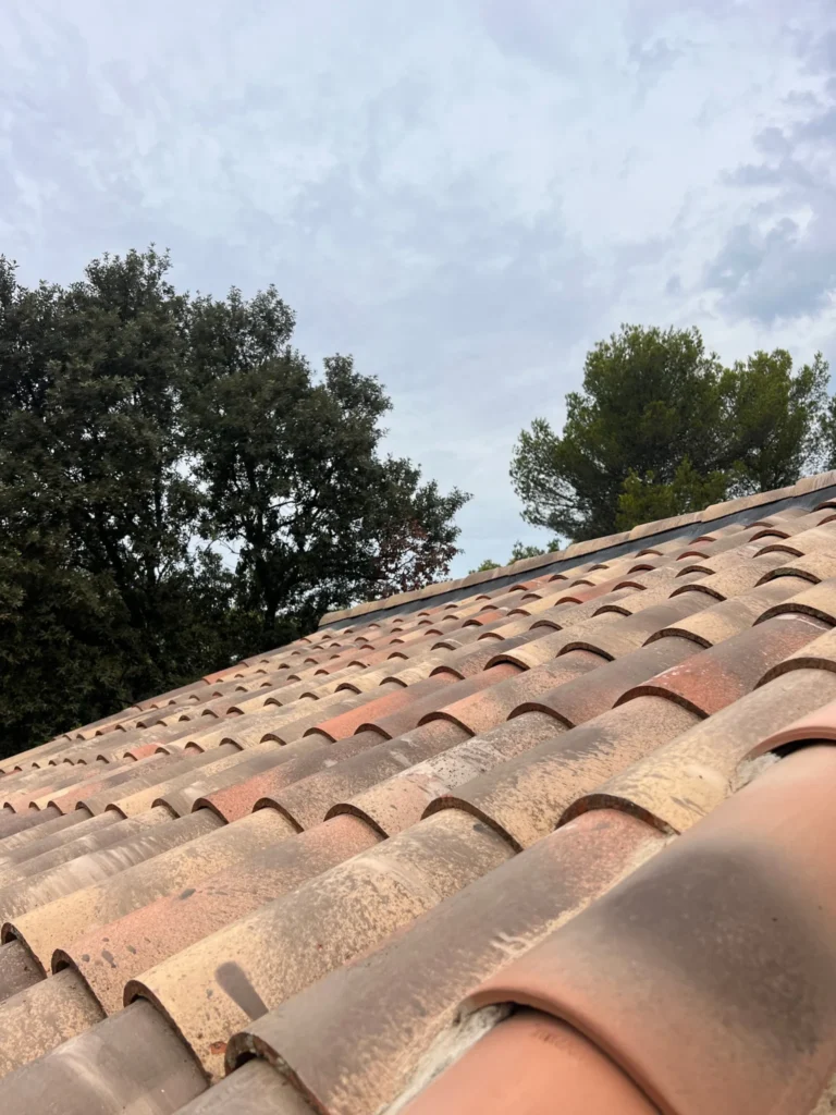 Photo après chantier d'un nettoyage de toiture au Castellet.