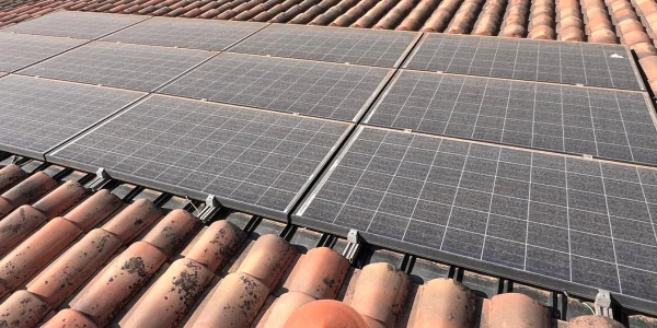 Panneaux solaires encrassés avec baisse de rendement avant nettoyage professionnel à La Cadière-d’Azur.
