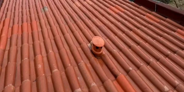 Résultat après nettoyage de toiture à Roquevaire avec élimination des mousses et rénovation de la couverture.