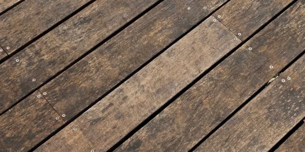 Terrasse en bois ternis par les UV du soleil.