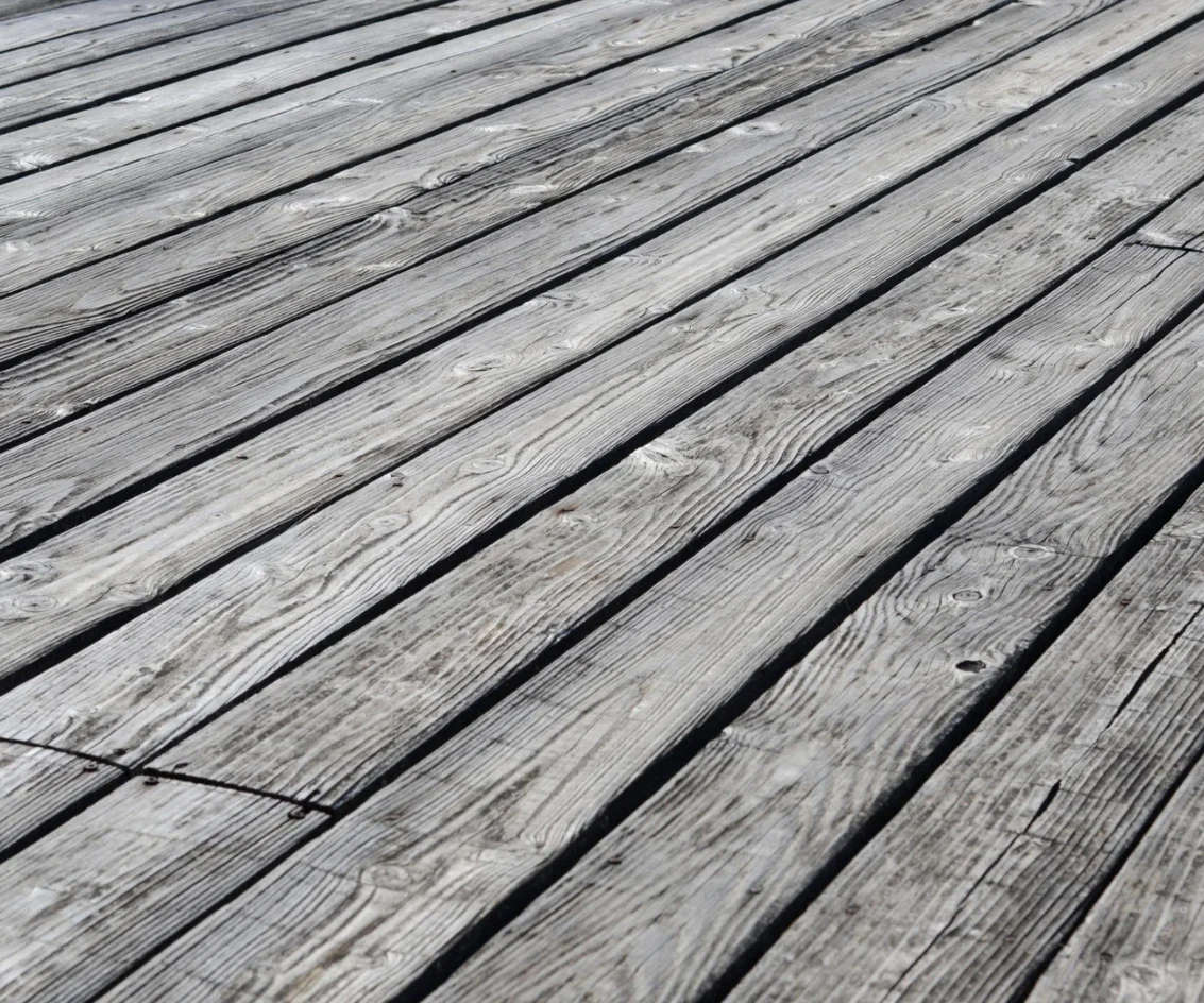 Terrasse en bois grisée nécessitant un nettoyage