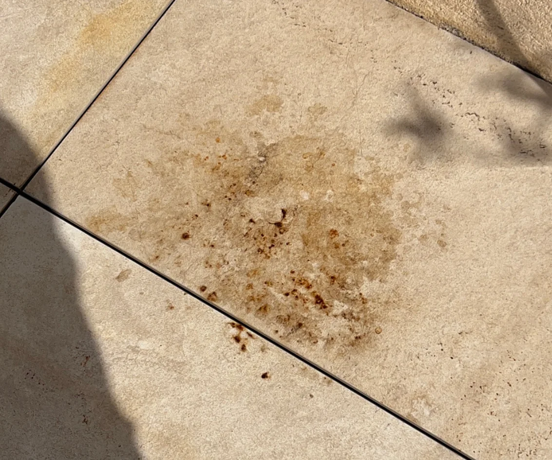 Taches incrustées sur un revêtement de terrasse